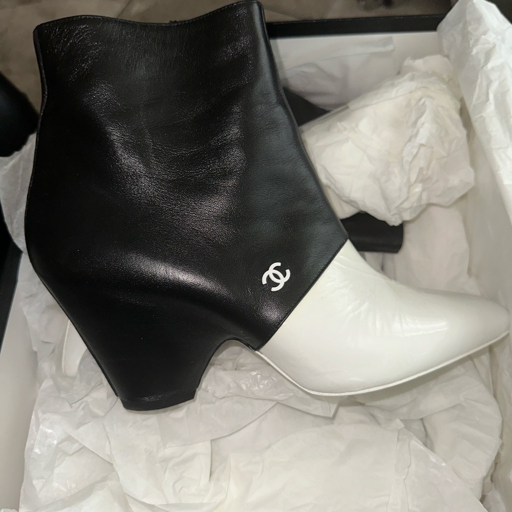 Chanel Black/White Booties Size 39